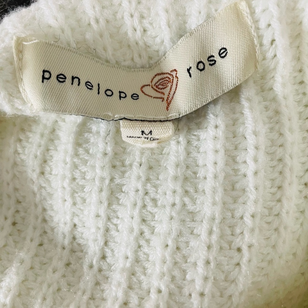 Elegant Cream Turtleneck Sweater - Picture 3 of 6